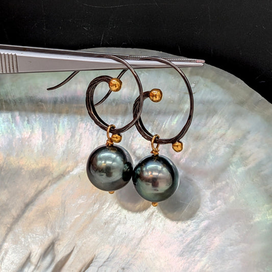 Black Tahitian Pearl Spiral Hoop Earrings — Oxidized Silver & Gold