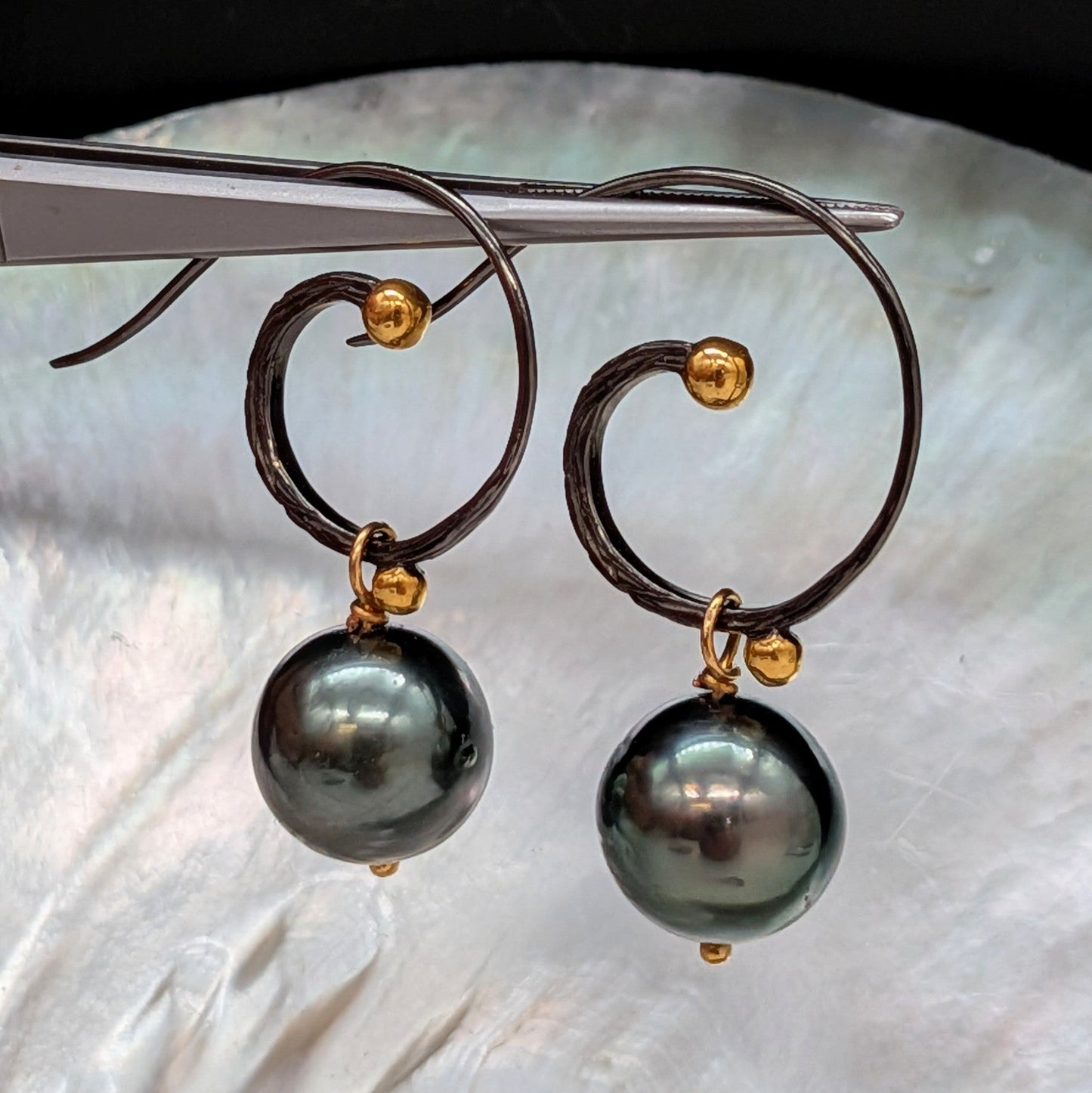Black Tahitian Pearl Spiral Hoop Earrings — Oxidized Silver & Gold