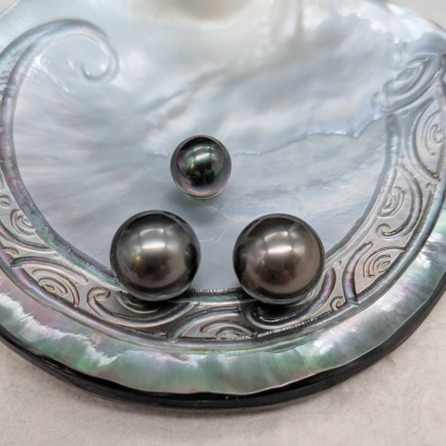 Tahitian Charcoal 12.8 mm x 2